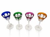 quatre verres à vin de couleurs différentes empilés les uns sur les autres