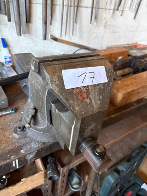 un étau posé sur un établi dans un atelier
