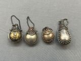 trois mèches de cheveux en argent et en or, suspendues à une chaîne posée sur une table