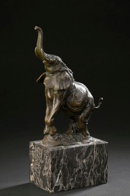 une image représentant une statue d'éléphant posée sur un bloc de marbre