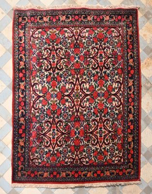 un tapis persan ancien posé sur un sol carrelé
