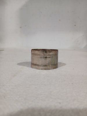 l'image d'un anneau d'argent sur une surface blanche