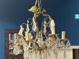 un lustre suspendu au plafond d'une pièce