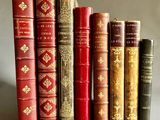 plusieurs vieux livres sont alignés sur une table