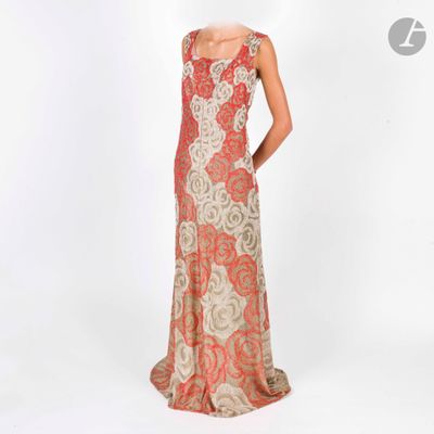 une image représentant une femme vêtue d'une robe rouge et dorée