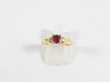 une bague en or avec un rubis au centre