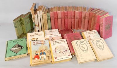 plusieurs livres sont empilés sur une table