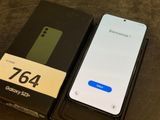 un gros plan d'une boîte contenant un téléphone, posée sur une table