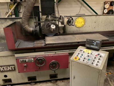 une machine qui se trouve à côté d'une autre machine