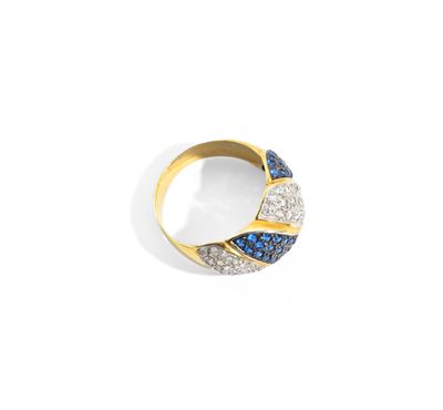 gros plan d'une bague en or avec des diamants bleus et blancs