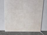 une photo d'une pièce vide avec un mur blanc