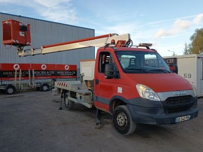 un camion rouge garé devant un bâtiment