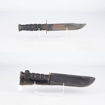 deux types de couteaux différents exposés sur une table