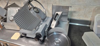 a machine that is sitting on a counter in a kitchen