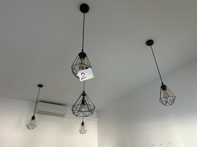 trois ampoules suspendues au plafond dans une pièce