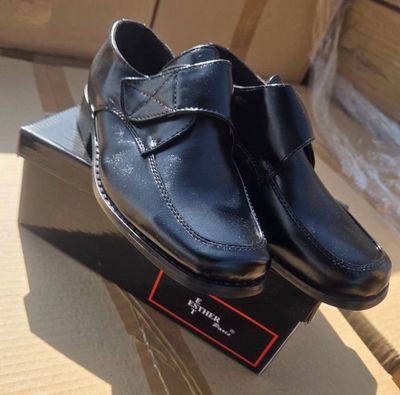 Lot de 12 paires de chaussures toutes en boites enfants du 2…