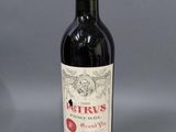 une bouteille de vin posée sur une table
