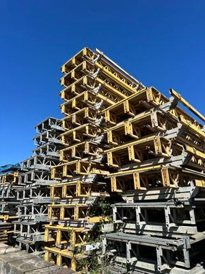 une grande pile de palettes en bois empilées les unes sur les autres