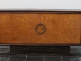 une photo d'une armoire en bois munie d'une poignée en métal