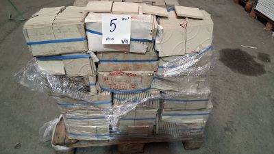 une grande pile de boîtes sur une palette dans un entrepôt