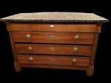 une commode en bois avec un plateau en marbre