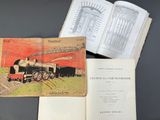 un livre ouvert posé sur une table à côté d'un livre ouvert