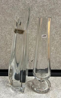 deux vases en verre posés sur une table l'un à côté de l'autre