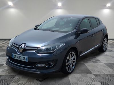 la voiture grise est garée dans le garage sur un sol en damier