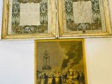trois tableaux encadrés sur le mur d'une pièce