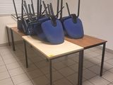 une table sur laquelle sont disposées plusieurs chaises bleues