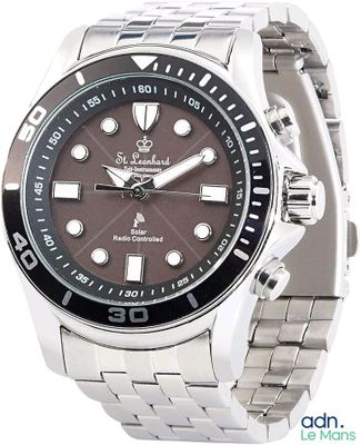 une image d'un gros plan d'une montre-bracelet sur un fond blanc