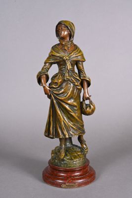 statue en bronze représentant une femme tenant un panier, posée sur un socle en bois