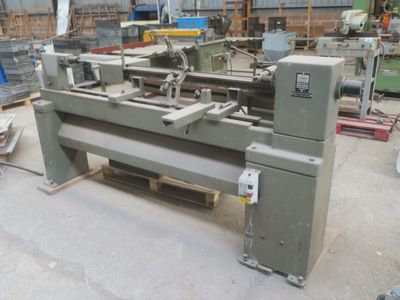 une machine qui se trouve dans un entrepôt avec d'autres machines