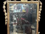 un miroir posé par terre devant un fond noir