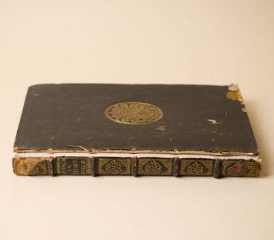 un vieux livre posé sur une table