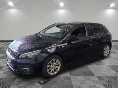 la photo d'une voiture bleue garée dans un garage