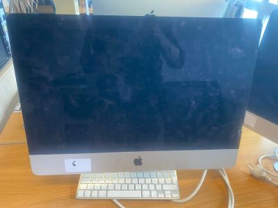 un ordinateur posé sur un bureau, avec un clavier