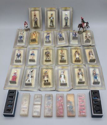 de nombreuses figurines miniatures exposées sur une table