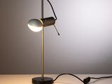 l'image d'une lampe posée sur une table