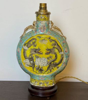 un vase jaune et bleu orné d'un dragon