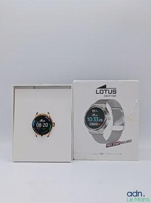 une image représentant une boîte blanche contenant une montre