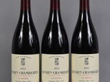 trois bouteilles de vin sont alignées sur une table