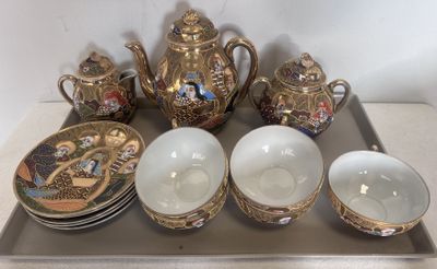 un plateau sur lequel se trouvent des tasses et des soucoupes