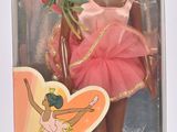 une poupée dans une boîte rose, avec un parapluie rose et une robe rose