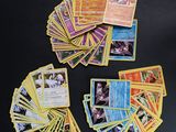 plusieurs cartes Pokémon posées sur une table avec un fond noir