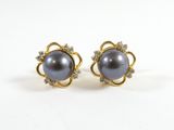une photo d'une paire de boucles d'oreilles en perles noires et diamants