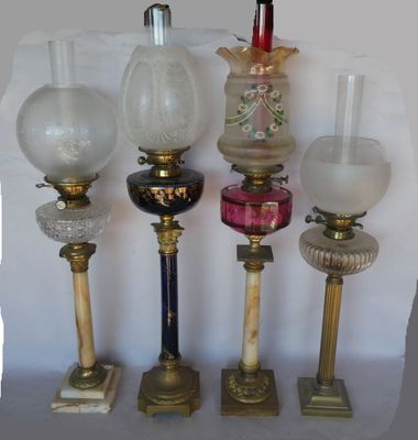 cinq lampes différentes posées sur une table