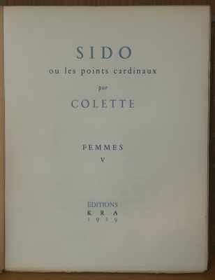 une photo d'un livre posé sur une table en bois