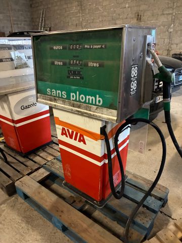 Pompe à essence AVIA. Vendu en l’état, sans garantie de fonctionn...