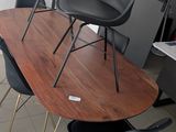 quatre chaises disposées autour d'une table au milieu d'une pièce